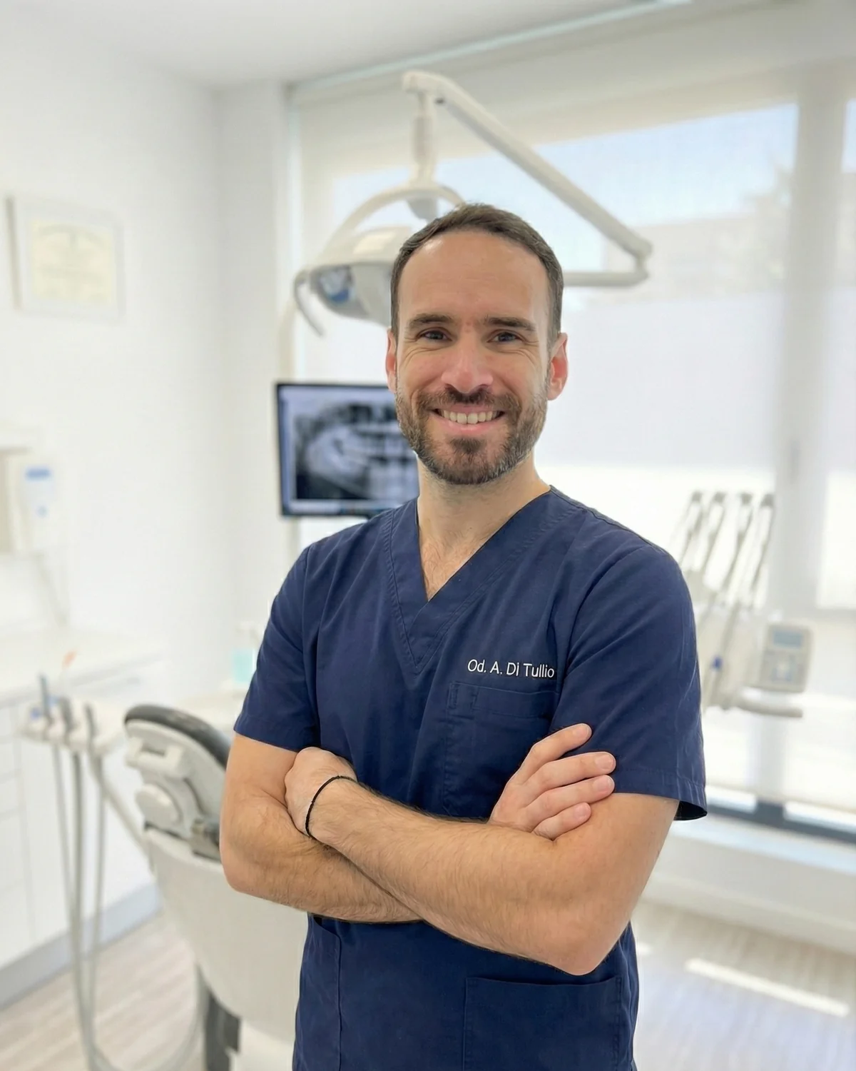 Alfredo Di Tullio en el consultorio, con una radiografía panorámica en el monitor